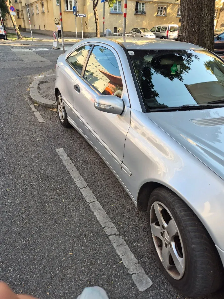 Mercedes-Benz C-Class 2004 photo 2