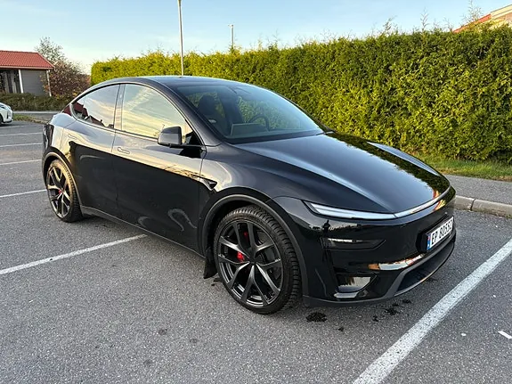 Tesla Model Y 2026 photo 2