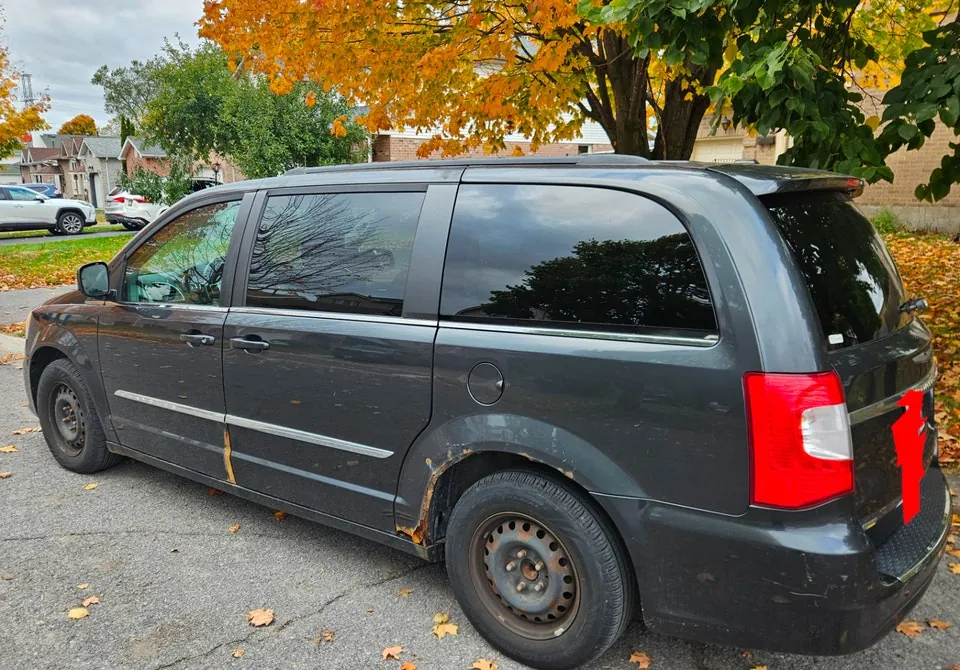 Chrysler Town & Country 2011 photo 2