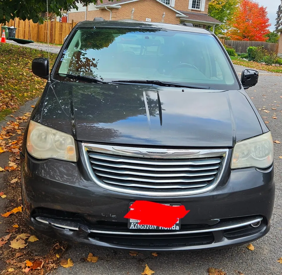 Chrysler Town & Country 2011 photo 3