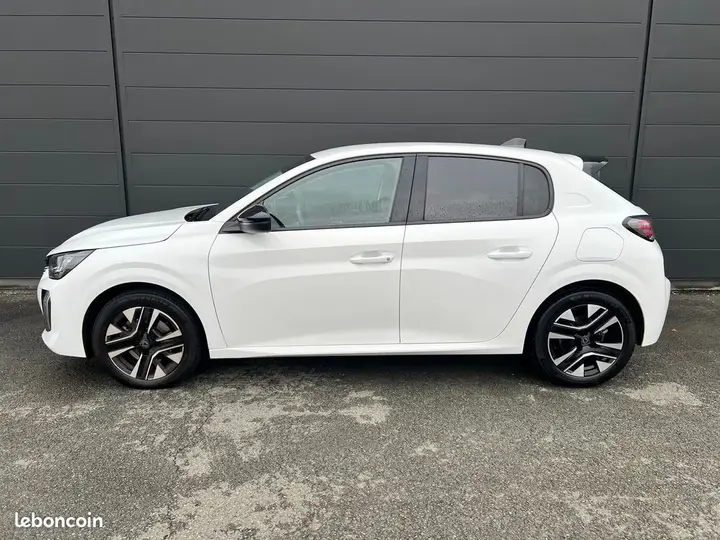 Peugeot 208 2024 photo 2