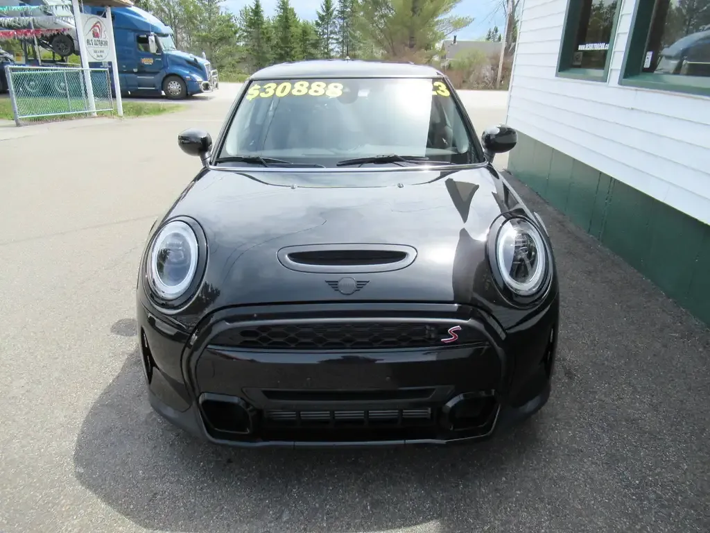 Mini 3 Door 2023 photo 2