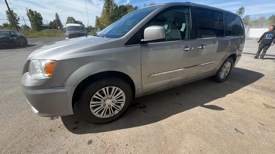 Chrysler Town & Country 2016 photo 2