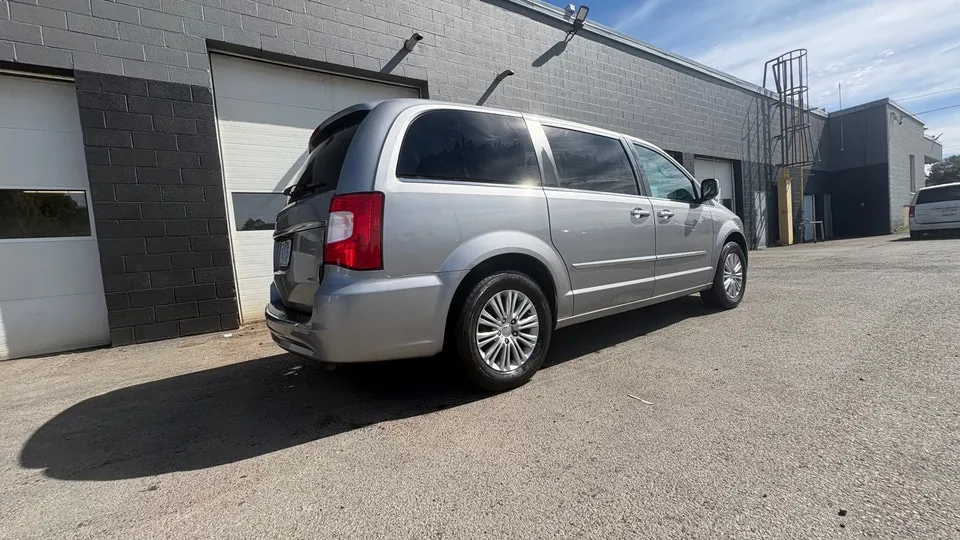 Chrysler Town & Country 2016 photo 3