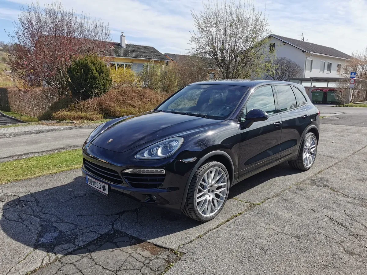Porsche Cayenne 2012 photo 2