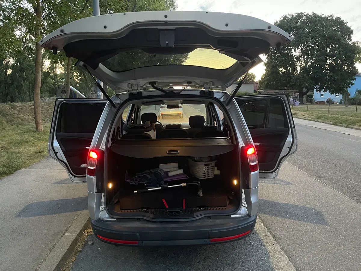 Ford Galaxy 2010 photo 2