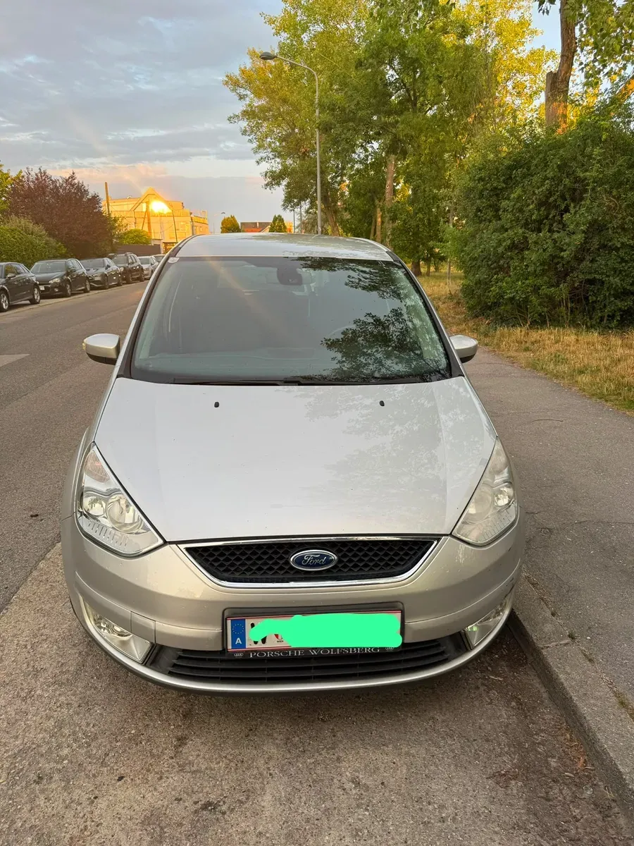 Ford Galaxy 2010 photo 3