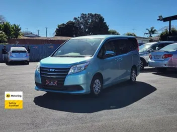 Toyota Noah 2014 photo 4