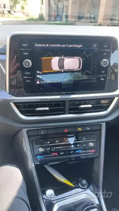 Volkswagen T-Roc 2023 photo 2