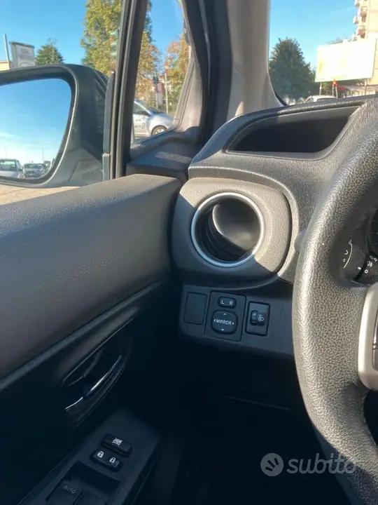 Toyota Yaris 2012 photo 5
