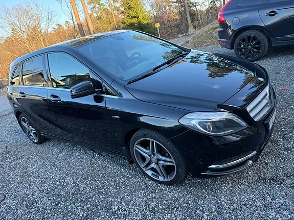 Mercedes-Benz B180 2012 photo 2