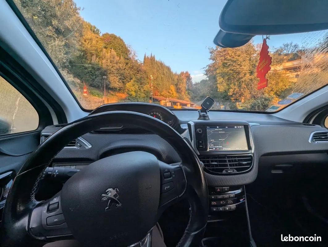 Peugeot 208 2018 photo 2