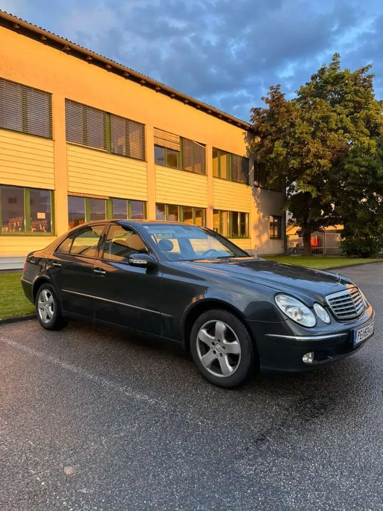 Mercedes-Benz E-Class 2004 photo 2