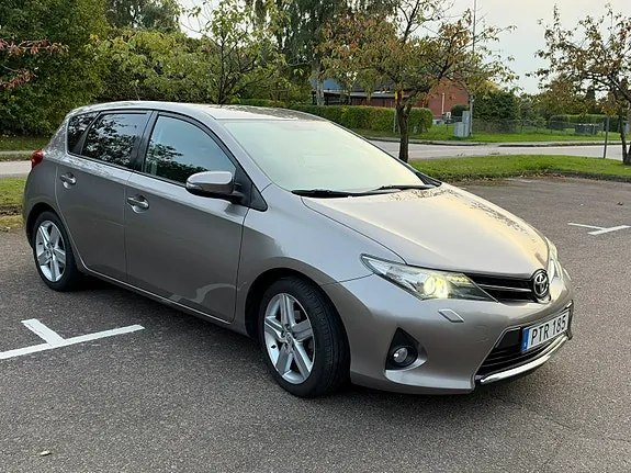 Toyota Auris 2014 photo 2