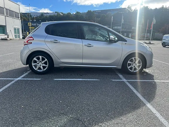 Peugeot 208 2015 photo 2