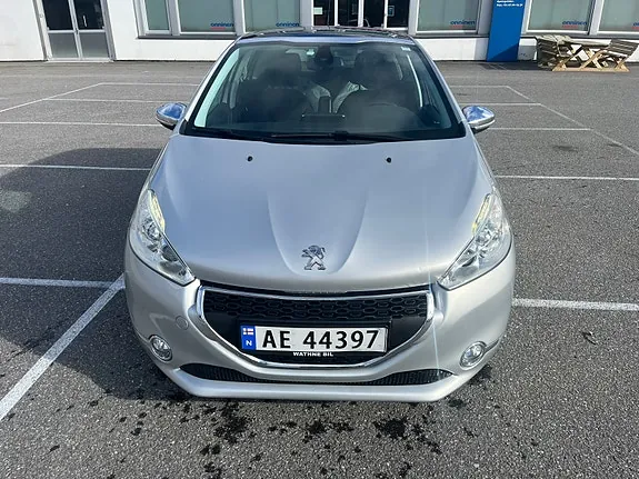 Peugeot 208 2015 photo 3