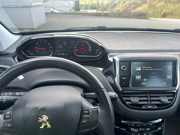 Peugeot 208 2015 photo 5