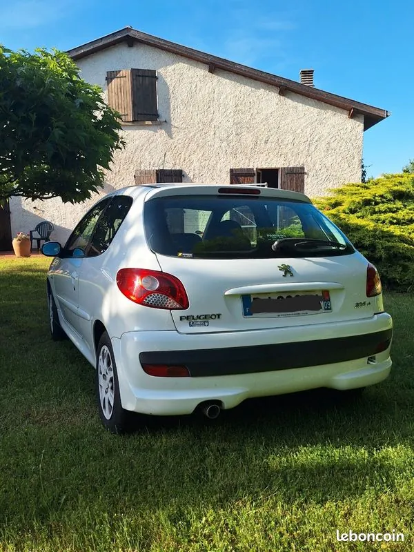Peugeot 206 2011 photo 2