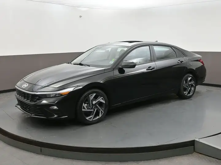 Hyundai Elantra 2025 photo 3