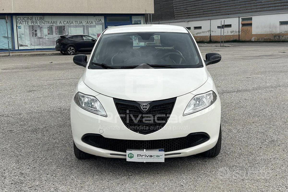 Lancia Ypsilon 2015 photo 2