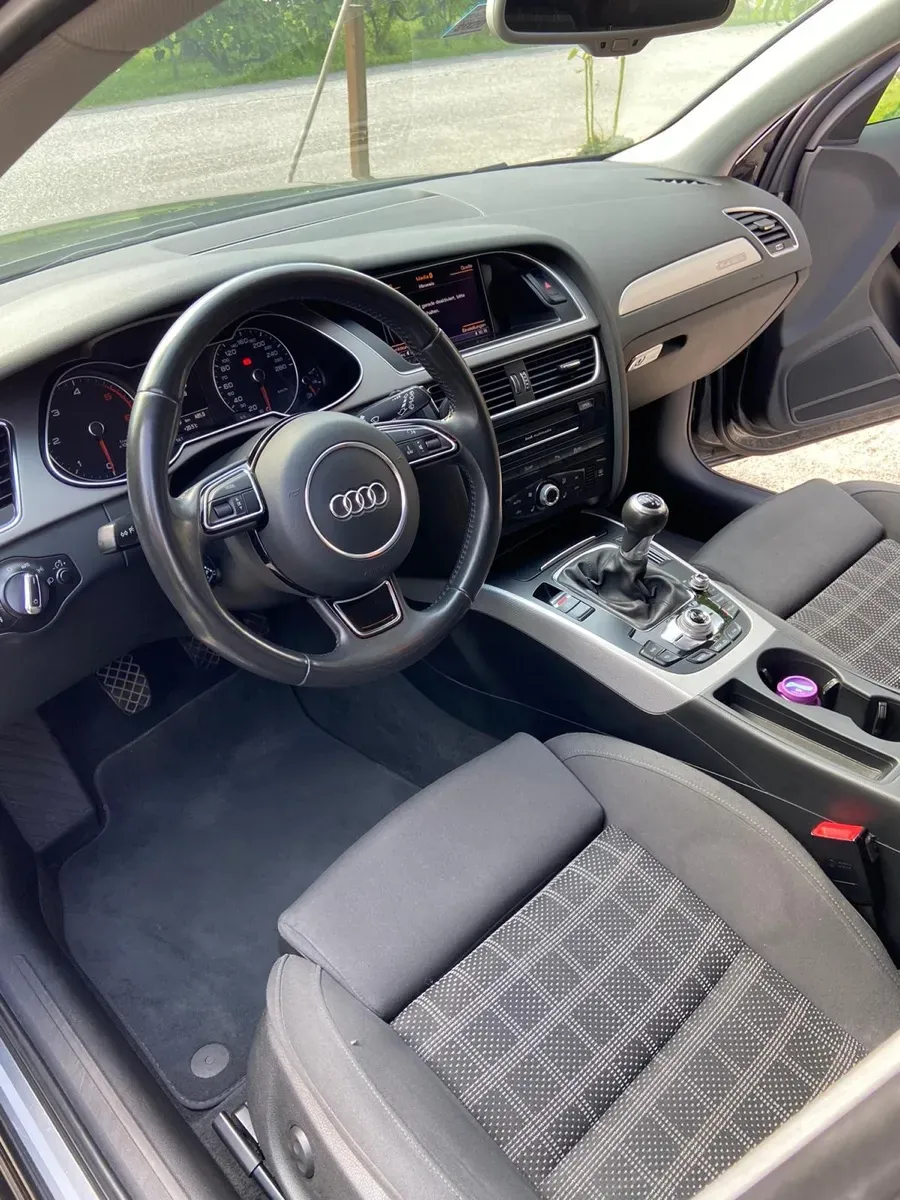 Audi A4 2012 photo 2