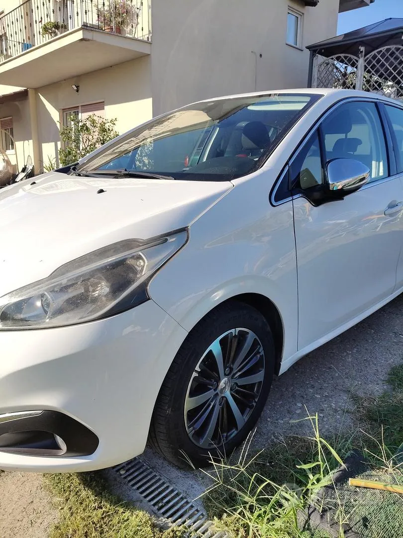 Peugeot 208 2016 photo 2