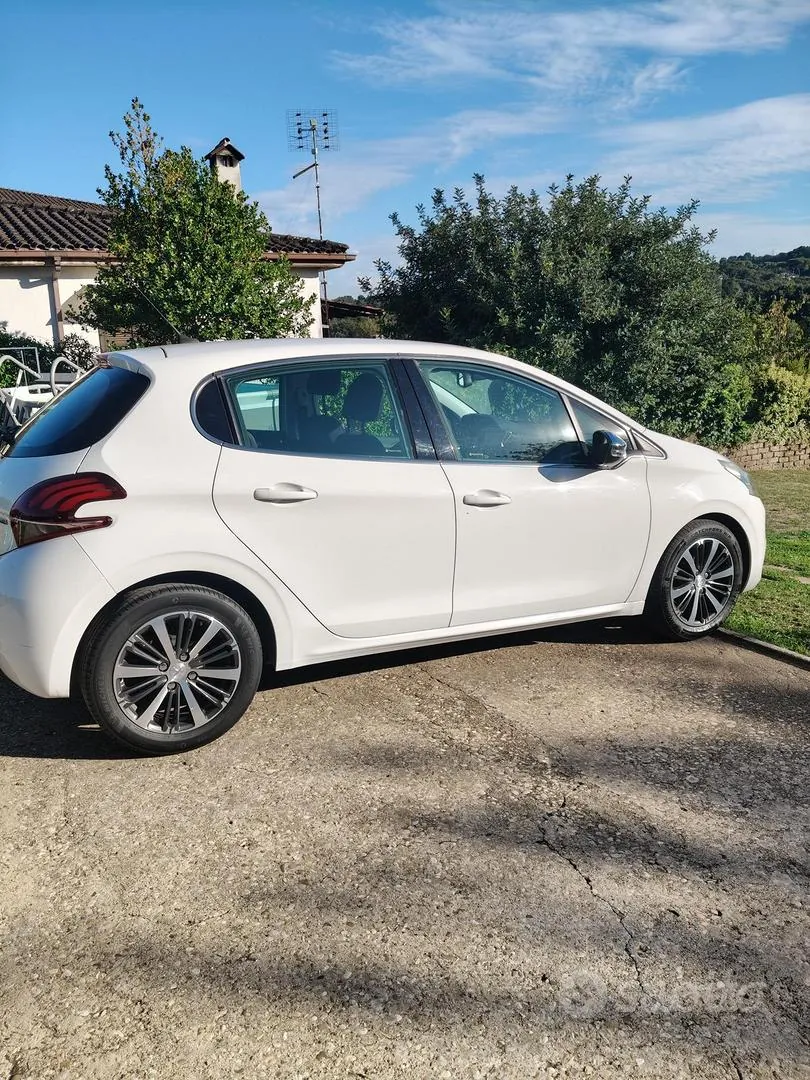 Peugeot 208 2016 photo 3
