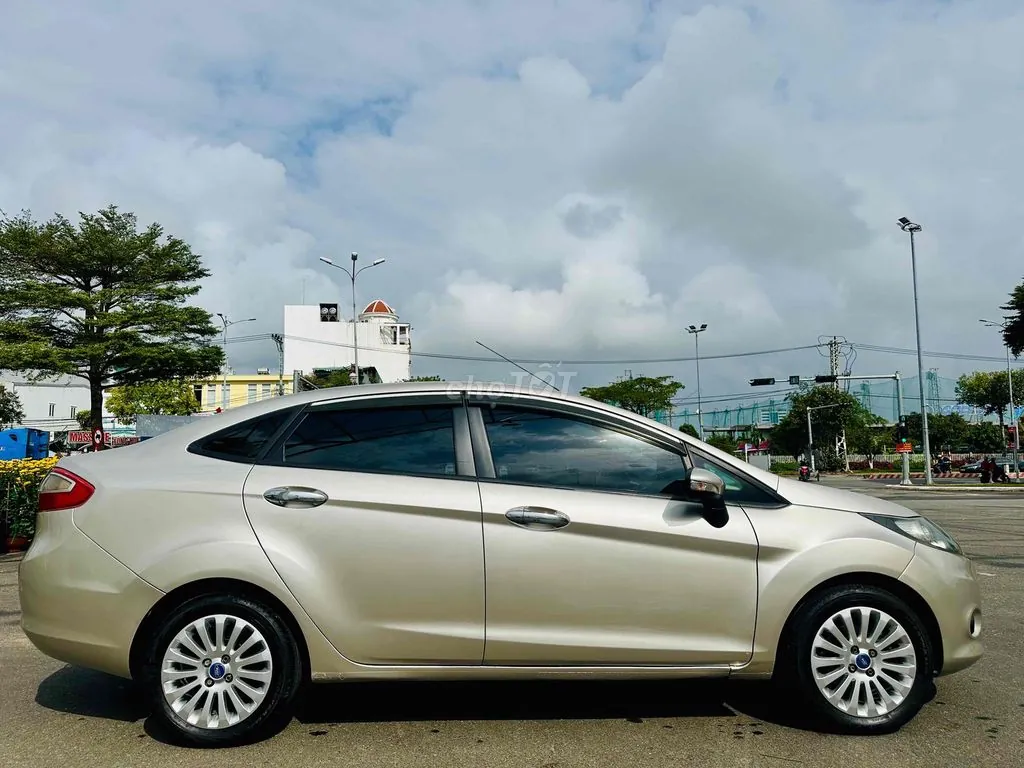 Ford Fiesta 2012 photo 2