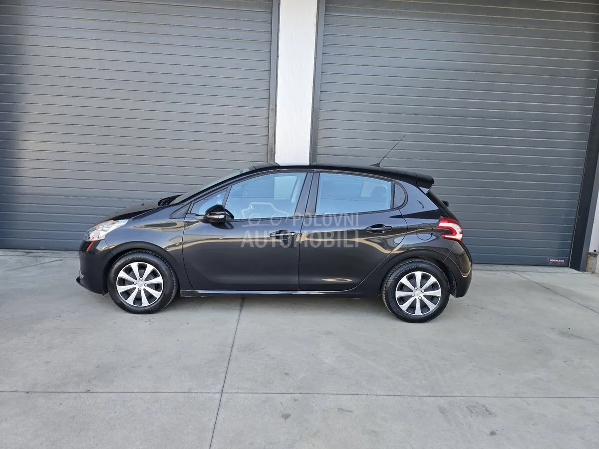 Peugeot 208 2013 photo 2