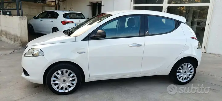 Lancia Ypsilon 2015 photo 2