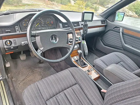 Mercedes-Benz 300 Ce 1990 photo 5