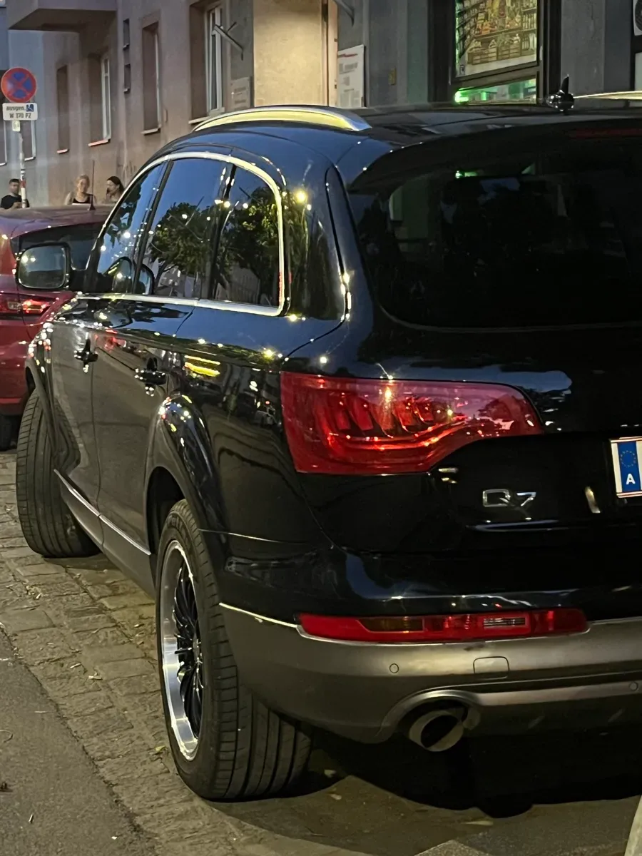 Audi Q7 2011 photo 2