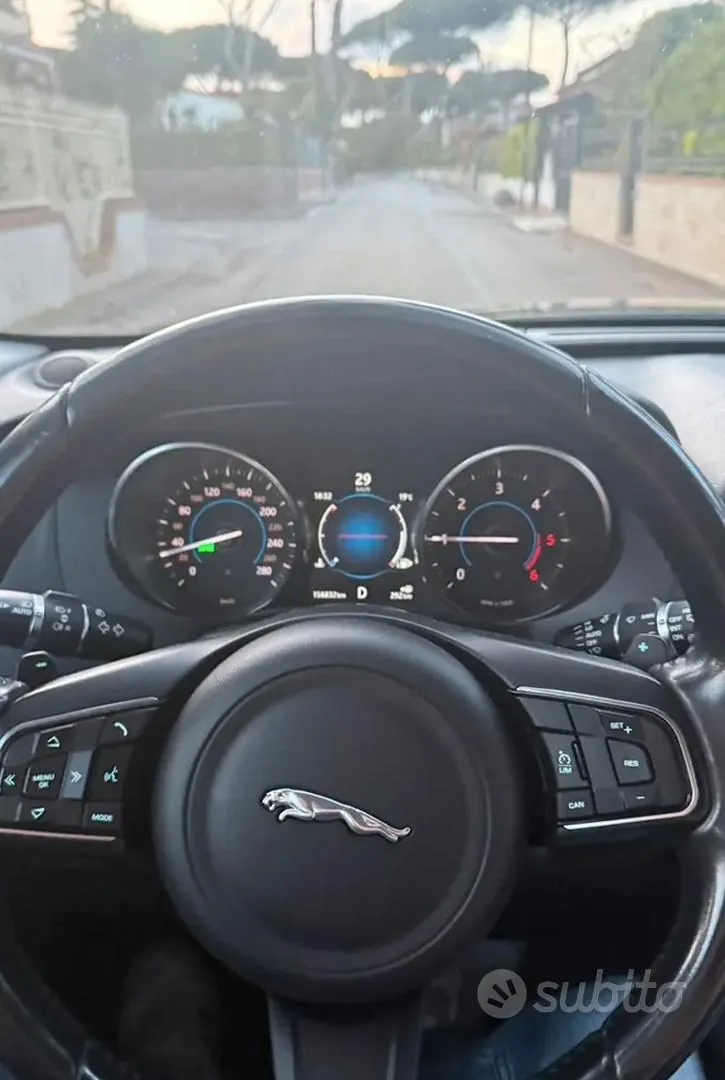 Jaguar F-Pace 2017 photo 4