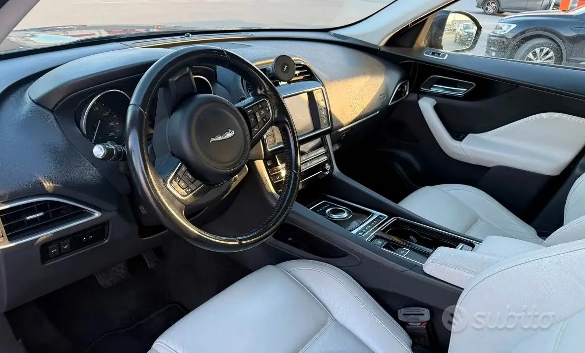 Jaguar F-Pace 2017 photo 5