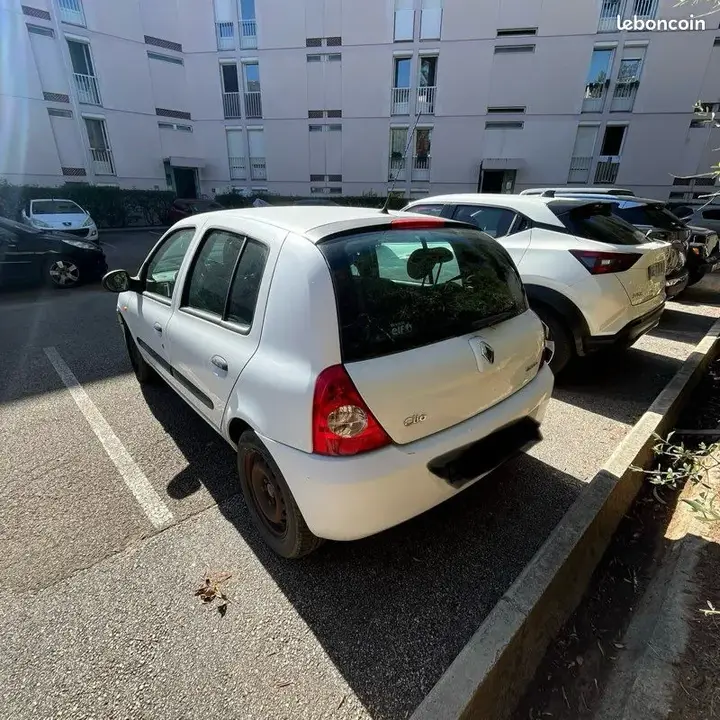 Renault Clio 2011 photo 2