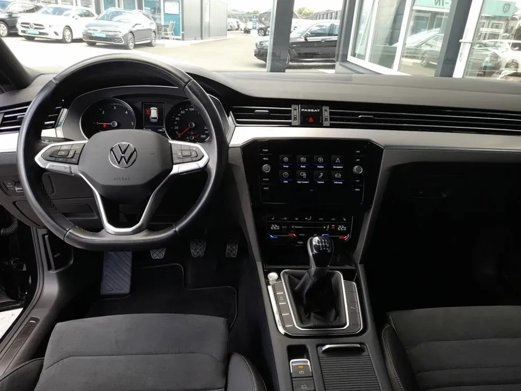 Volkswagen Passat 2023 photo 3
