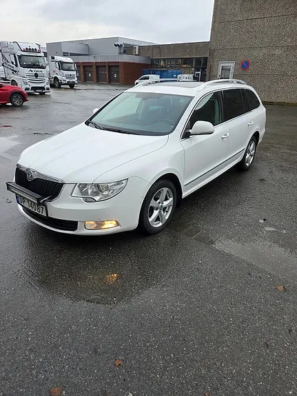 Skoda Superb 2012 photo 5