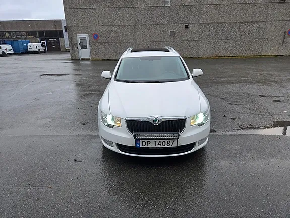 Skoda Superb 2012 photo 2