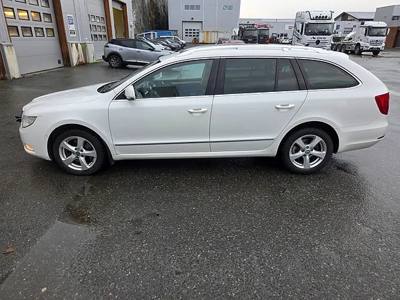 Skoda Superb 2012 photo 4