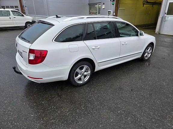 Skoda Superb 2012 photo 3