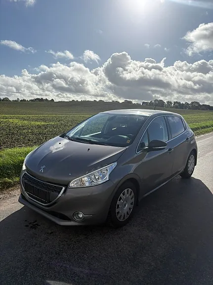 Peugeot 208 2012 photo 2