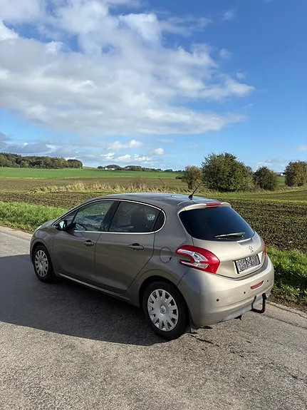 Peugeot 208 2012 photo 3