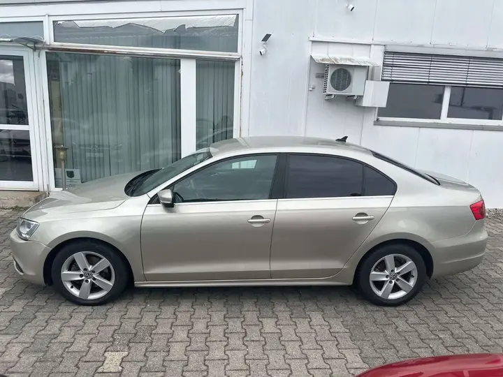 Volkswagen Jetta 2013 photo 2