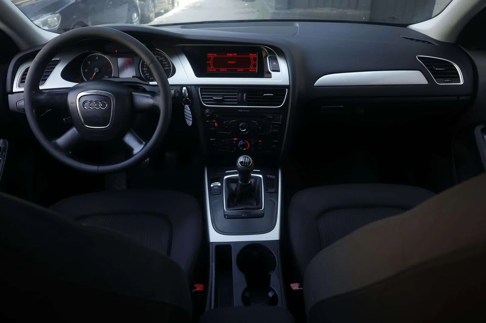 Audi A4 2011 photo 2