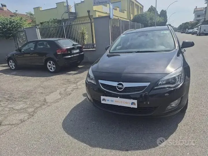 Opel Astra 2011 photo 2