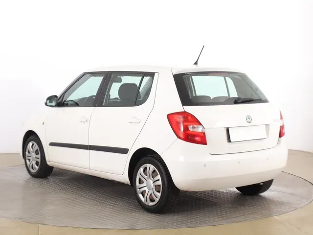 Skoda Fabia 2012 photo 3