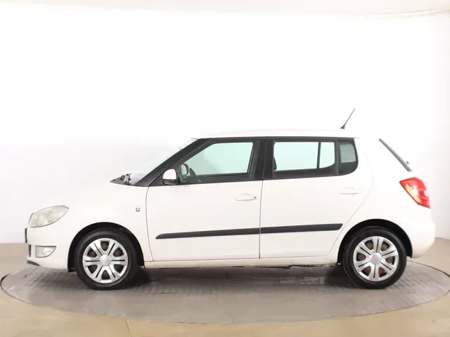 Skoda Fabia 2012 photo 2