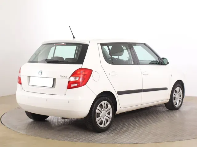 Skoda Fabia 2012 photo 4