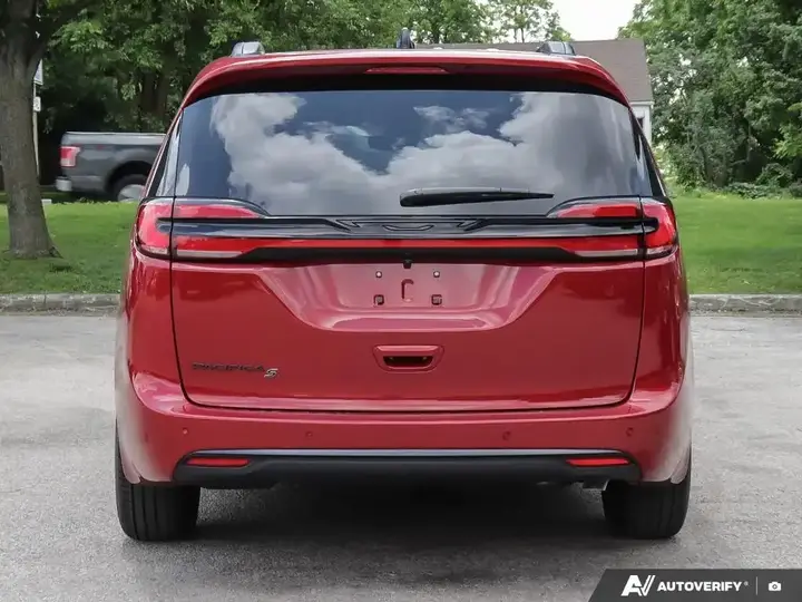 Chrysler Pacifica 2027 photo 5