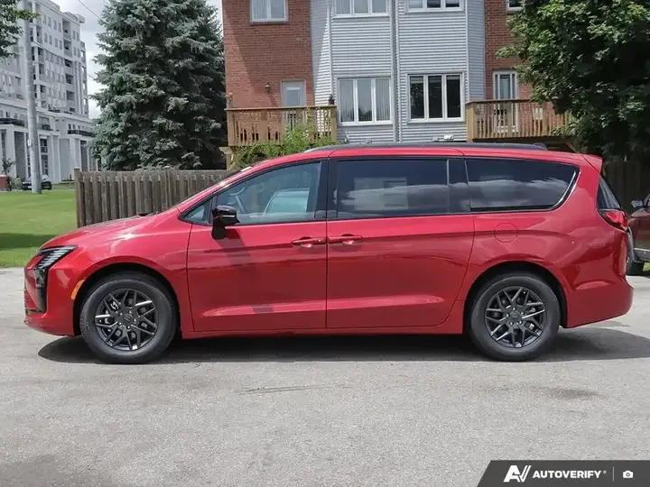 Chrysler Pacifica 2027 photo 3